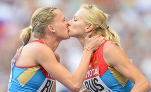 Les deux athlètes russes Rhyzova et Gushchina s'embrassent sur le podium, le 18 août 2013