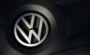Le logo du constructeur automobile allemand Volkswagen (VW) sur une Golf à Milton Keynes, dans le nord de Londres, le 2 octobre 2015