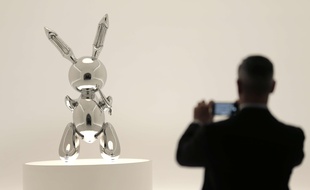 Haut de 104 cm, le « Rabbit » est l’une des oeuvres les plus connues de Jeff Koons.