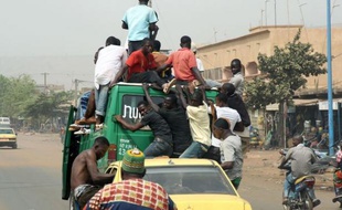 Des milliers de personnes ont défilé mercredi matin dans les rues de Bamako pour soutenir la junte militaire qui a renversé il y a près d'une semaine le président malien Amadou Toumani Touré, dit "ATT".