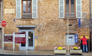 Un distributeur de billets, premier d'une série de 32 prévus au niveau national, a été inauguré lundi dans une petite commune du Rhône, dans le cadre d'un plan "en faveur des territoires ruraux" lancé par Michel Mercier, passé de l'Espace rural à la Justice.