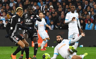 Le Lyonnais Mariano Diaz aux prises avec Adil Rami pendant OM-OL, le 18 mars 2018.