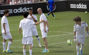Zinedine Zidane avec ses fils Enzo (à gauche) et Luca (à droite), lors d'un match de foot à Aix-en-Provence, le 23 juin 2011.