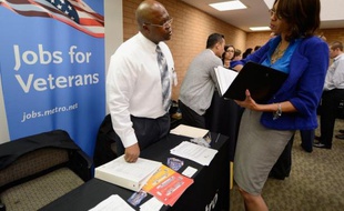Le marché de l'emploi américain semble donner des signes de ralentissement et le taux de chômage officiel des Etats-Unis devrait apparaître encore très élevé vendredi.