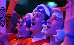 Des fans de jeux vidéo lors d'un tournoi sur "League of Legends", l'un des jeux en réseau les plus pratiqués, le 9 mai 2014 à Paris