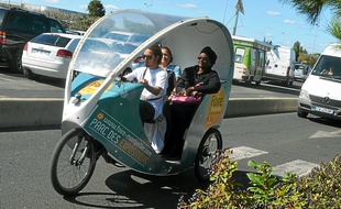Les vélos-taxis peuvent transporter jusqu'à deux personnes.