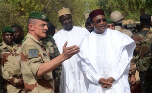 Le Président du Niger, Mahamdou Issoufou s'entretient avec un officier français à Diffa, dans l'est du Niger.
