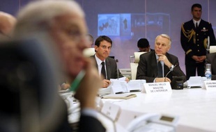 Le Premier ministre Jean-Marc Ayrault a prévenu mercredi matin qu'il y avait "encore 48 heures difficiles" à passer même si "l'épisode neigeux est en train de s'estomper" et même si "la situation est sous contrôle".