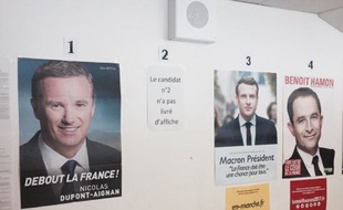 Pas d'affiche de Marine Le Pen dans ce bureau de vote à Montreal