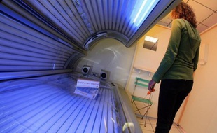 Face à la multiplication des cancers de la peau en France, le gouvernement a décidé de durcir la réglementation des cabines à bronzage artificiel, tenus pour responsables de plusieurs dizaines de décès chaque année par mélanomes.