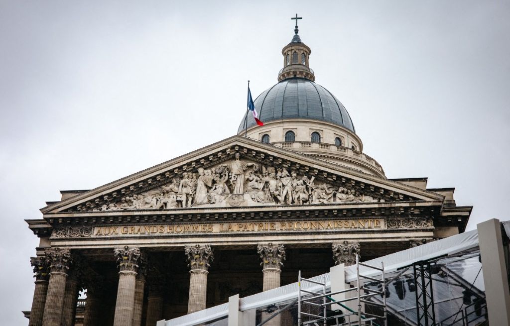 Élisabeth Borne propose de changer la devise du Panthéon... Aidez-la à en trouver une plus inclusive