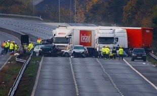 Vue de l'accident survenu sur l'autoroute M5, près de la ville de Taunton, en Angleterre, le 5 novembre 2011.