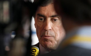 En renonçant à se présenter à la législative partielle dans son ex-fief du Lot-et-Garonne, Jérôme Cahuzac retire une grosse épine du pied aux socialistes, avant les premières auditions, mardi, de la commission d'enquête parlementaire sur une affaire qui a ébranlé le gouvernement.