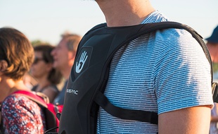 Les gilets vibrants transmettent les vibrations de la musique au corps par plusieurs points de contact.