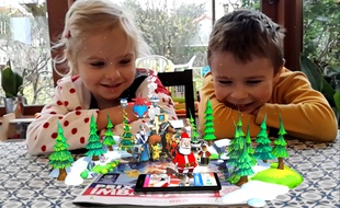 Des enfants observent un catalogue animé en réalité augmentée par la société Wonder Partners (vue prisedepuis l'application mobile).