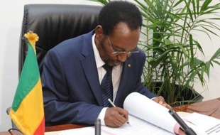 Pour la première fois depuis le début de l'occupation du nord du Mali par les islamistes fin mars, 50.000 à 60.000 personnes se sont rassemblées dimanche à Bamako pour "la paix", en présence du Premier ministre de transition, Cheick Modibo Diarra, maintenu dans ses fonctions.