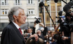 L'ancien Premier ministre Dominique de Villepin a été mis en examen vendredi par les juges de l'affaire Clearstream notamment pour "complicité de dénonciation calomnieuse", avec interdiction de rencontrer les principaux protagonistes du dossier dont Jacques Chirac.