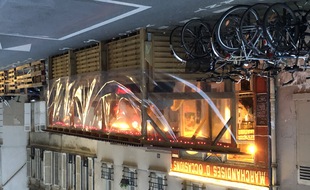 La terrasse éphémère d'un bar à vin, à Paris, dans le 17e arrondissement.