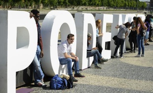 Des partisans du parti espagnol anti-austérité Podemos font campagne à Madrid, le 22 mai 2015