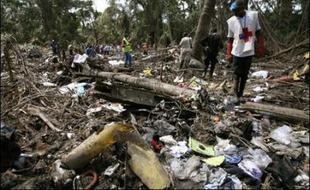 Les enquêteurs ont entamé lundi près de Douala (sud-ouest du Cameroun) leurs investigations sur le site de l'accident de l'avion de Kenya Airways, où les sauveteurs n'ont découvert aucun survivant parmi ses 114 passagers et membres d'équipage.