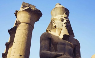 Les colonnes d'Amenhotep III, à Louxor, ont été taguées par un adolescent Chinois de 15 ans, suscitant une vive polémique, le26 mai 2013.