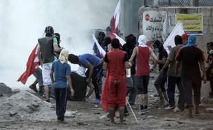 Des affrontements ont opposé dans la nuit des manifestants à la police dans des villages chiites de Bahreïn, où les forces de l'ordre avaient empêché cette semaine la tenue de rassemblements contre la monarchie sunnite, selon des témoins.