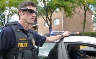 Un policier américain teste un système de caméra embarquée sur ses lunettes.