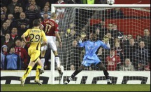 Manchester United a dû patienter un long moment face à une bonne équipe de Lille avant d'assurer sa qualification en quarts de finale de la Ligue des champions de football grâce à un but de Larsson (72), mercredi à Old Trafford (1-0).