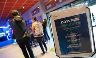 Devant un club de bowling, à Douai le 9 août 2021.