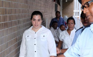 La Française Aurore Gros-Coissy arrive au tribunal de Port Louis où elle est jugée pour trafic de drogue, le 18 septembre 2014