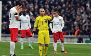 L'arbitre Lionel Jaffredo (au centre) avec l'attaquant du PSG Zlatan Ibrahimovic g) lors du match de L1 contre Bordeaux le 15 mars 2015 à Bordeaux