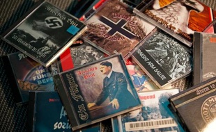Des CD de musique néonazie, interdite en Allemagne, saisis par les autorités, à Dresde le 11 décembre 2013