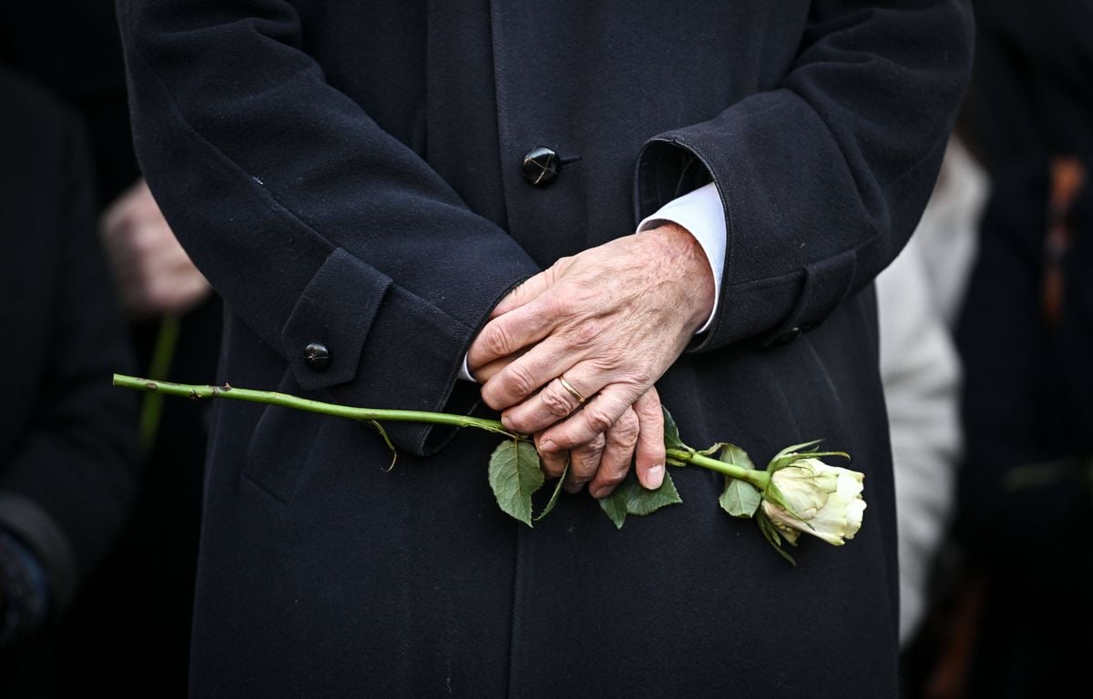 Moselle : Des roses blanches sur les grilles de l'école de Sara, qui a mis fin à ses jours à 9 ans