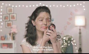 Capture d'écran de l'un des deux tutoriels «Beauty tips by Reshma» diffusées par le mouvement «Make love not scars» pour interdire la vente libre d'acide en Inde.