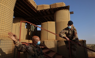 Déplacements en véhicules blindes et hélicoptères militaires a Ménaka et Gao toujours sous la protection de la force Barkhane, en février 2021.