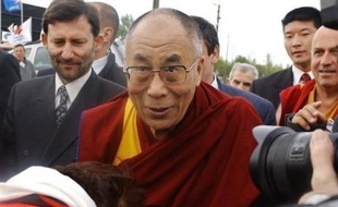 Nicolas Sarkozy s'est envolé jeudi en début de soirée pour Pékin où il assistera à l'ouverture des Jeux Olympiques, un voyage express qui continue à nourrir la polémique, après l'annonce qu'il ne rencontrera pas le dalaï lama lors de sa prochaine venue en France.