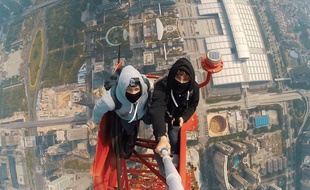 Vitaliy Raskalov et Vadim Makhorov au sommet du gratte-ciel Shenzhen Finance Centre, en construction à Shenzhen, en Chine.