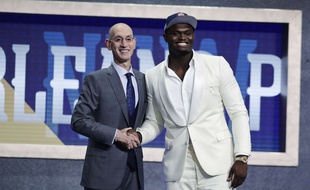 Zion Williamson (à droite) au côté d'Adam Silver