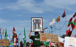 Un portrait décroché d'Emmanuel Macron lors d'une manifestation écologiste, en septembre.
