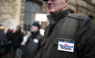 Des membres de l'association "SOS Bugaled Breizh" manifestent devant la cour d'appel de Rennes le 3 mars 2015
