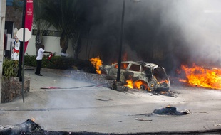 Un supermarché et divers commerces ont été pillés et plusieurs entreprises et véhicules ont été incendiés à Port-au-Prince, la capitale d'Haïti, après l'annonce par le gouvernement d'une hausse du prix du carburant.