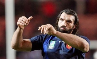 Les entraîneurs du XV de France, contraints par l'absence des ténors du Top 14, ont rassemblé les pièces d'un curieux puzzle pour aller défier l'Australie en tournée, les 28 juin à Sydney et 5 juillet à Brisbane, perpétuant les expérimentations du Tournoi des six nations.