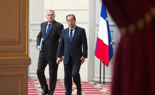 Avec 42% de satisfaits (+1), François Hollande a enrayé au mois de novembre sa chute de popularité, alors qu'au contraire Jean-Marc Ayrault poursuit sa glissade, perdant six points à 43%, selon le tableau de bord Paris Match-Ifop publié mardi.