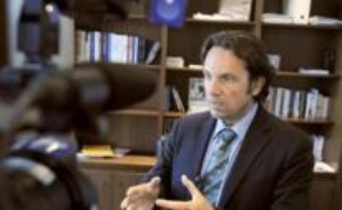 Un porte-parole de l'UMP, Frédéric Lefebvre, a simplement noté dans un bref communiqué que Mme Royal "a vécu, comme des centaines de milliers de Français, un cambriolage", suggérant que "comme pour toutes les victimes qui sont traumatisées, Mme Royal devrait avoir droit à une aide psychologique".
