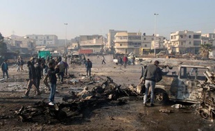 Au moins 13 personnes, dont deux enfants, ont péri mardi dans de nouveaux raids aériens sur un quartier rebelle d'Alep, la métropole du nord ensanglantée depuis deux jours par des frappes de l'armée de l'air, selon une ONG.