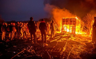 Des migrants dans le camp de la jungle le 1er mars 2016, à Calais