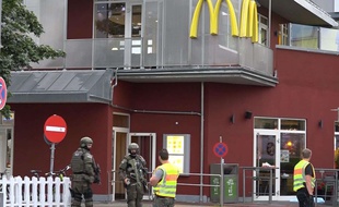 La police autour du centre commercial à Munich où a eu lieu la fusillade, le 22 juillet 2016