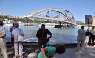 Reportée d'un mois fin juillet puis d'une journée lundi, la pose du pont Raymond-Barre a débuté mardi et devait s'achever aux premières heures de mercredi à Lyon, selon le gestionnaire des transports de la ville.
