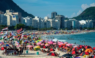 Il y a foule sur les plages de Rio de Janeiro, au Brésil, le 15 mars2021.