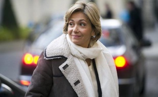 Les ministres des Finances et du Budget François Baroin et Valérie Pécresse ont annoncé mercredi que la France confirmait ses principaux engagements budgétaires dans le "programme de stabilité" qu'elle soumettra prochainement à Bruxelles.